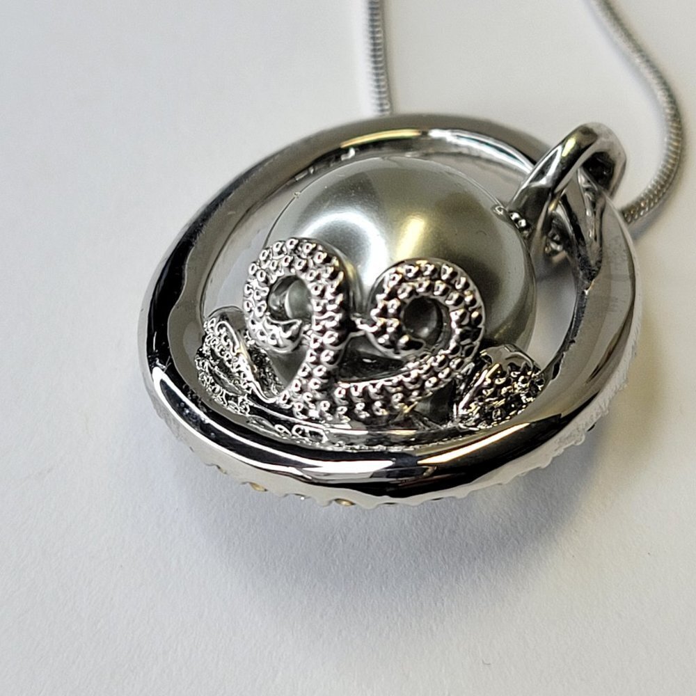 Silver Grey Pearl Pendant Necklace - Picture 3 of 7